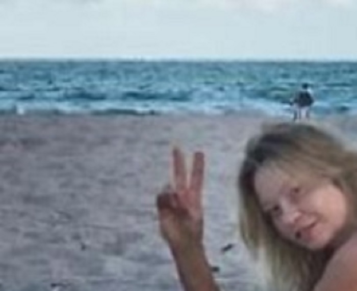 Anna Falchi sta trascorrendo un periodo di vacanza a Miami. Su Instagram, l'attrice posta una foto che la mostra senza vestiti2