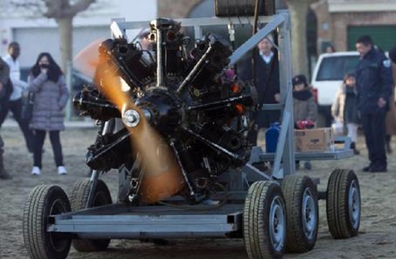 Anzio, alla rievocazione dello sbarco un'anziana prende a borsettate un soldato tedesco (figurante) (foto Ansa)