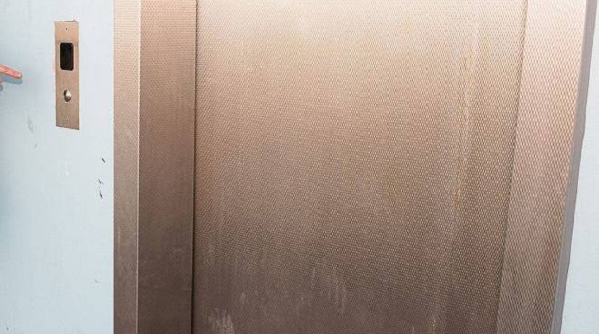 New York, domestica intrappolata in ascensore per tutto il weekend