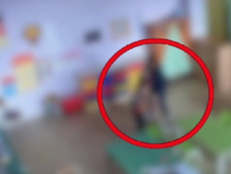 Bimbi picchiati all'asilo: maestre e bidella ai domiciliari. Salvini e Moige: "Telecamere in classe"