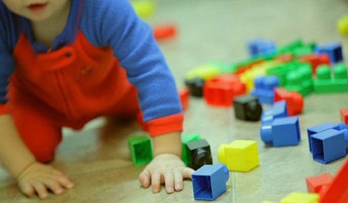 Torino, troppi bimbi al nido: li lasciavano al freddo per farli ammalare. Arrestate 2 maestre