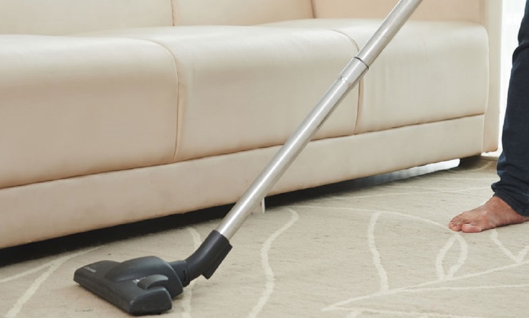 Il figlio non fa i compiti, il papà lo picchia col tubo dell'aspirapolvere: bimbo muore in ospedale