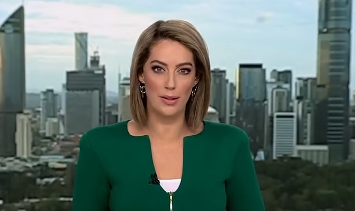 La scollatura della giornalista australiana è a forma di pene