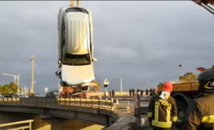 Arenzano Genova, auto appesa