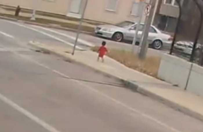 Milwaukee, bimbo sta per attraversare incrocio