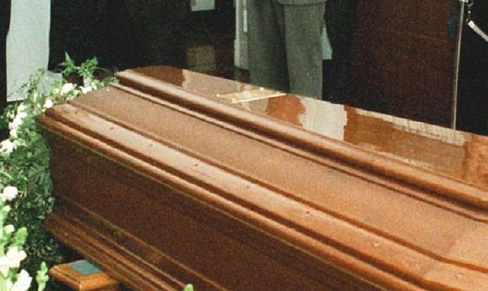 San Giorgio al Tagliamento (Venezia), manifesto con bara in chiesa: "Vieni a messa prima che ti portino gli altri"