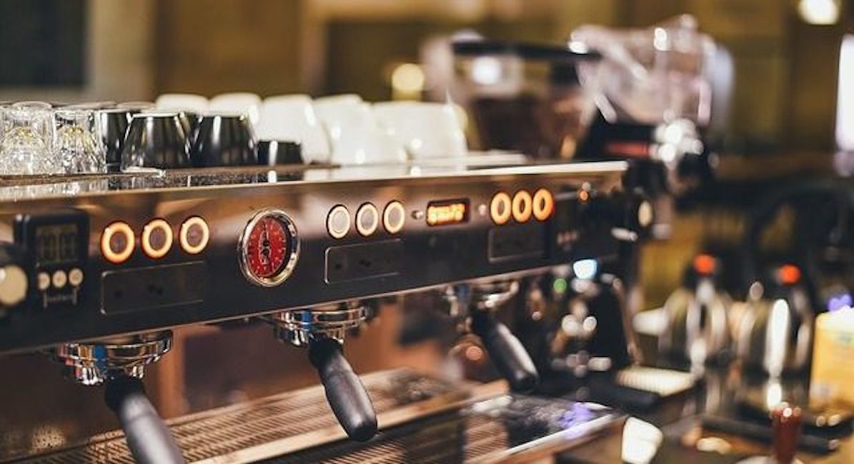 Bari, cercasi barista per 14 ore al giorno. "Ma ci si può sedere". L'annuncio online