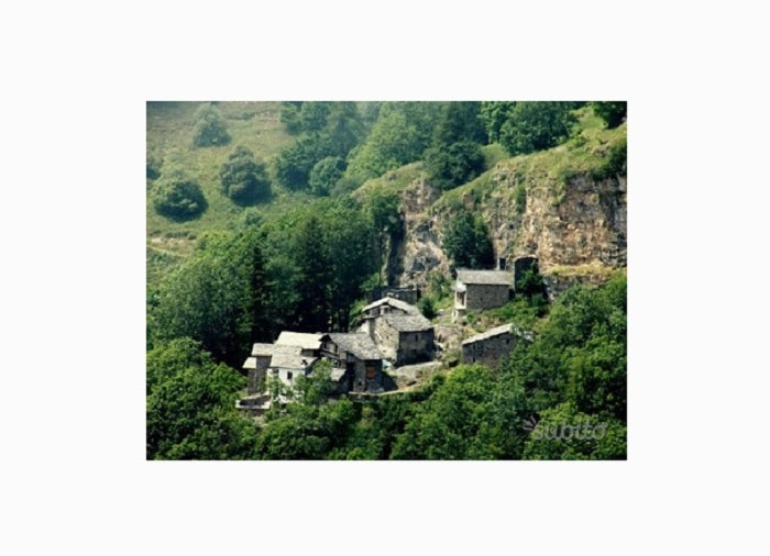 Batuira (Castelmagno), borgo alpino in vendita online. Con 360mila euro baite, stalle, terreni, pascoli...