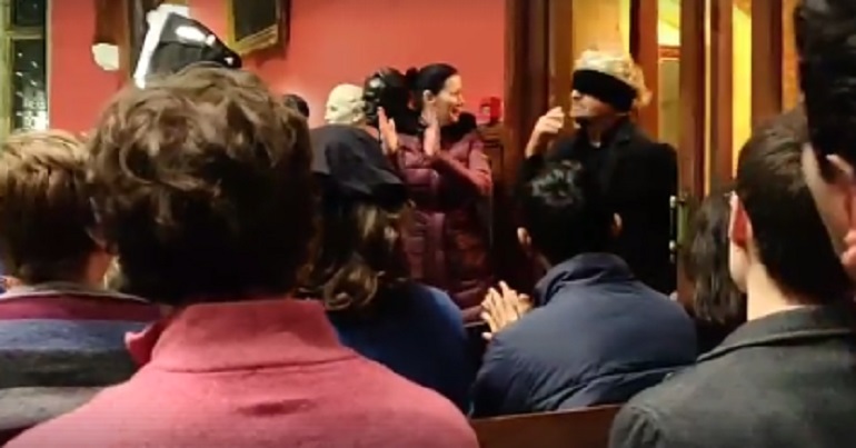 Oxford, Beppe Grillo contestato dagli studenti su vaccini e Aids. Lui: "Non siete cortesi"