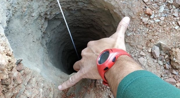 Malaga, cade a 2 anni e mezzo nel pozzo largo 25 cm