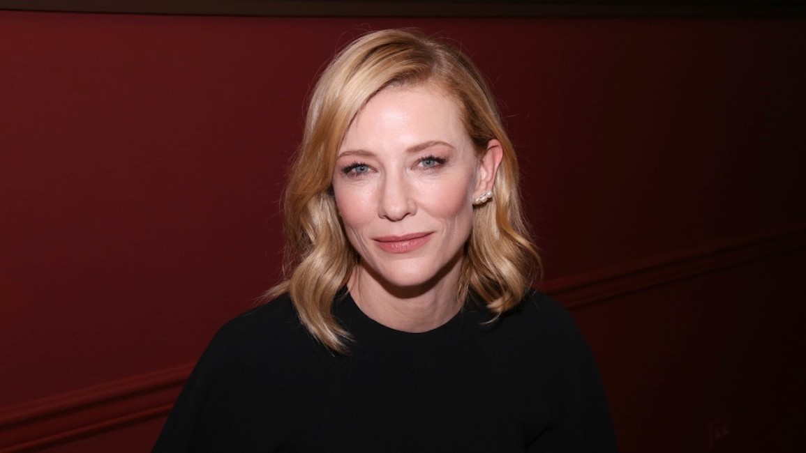 Cate Blanchett, anziana inglese sviene al suo spettacolo: scene violente e troppo esplicite