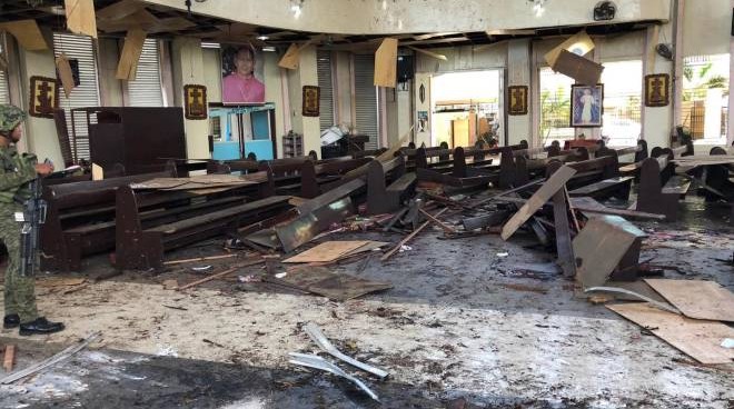 Bombe durante la Messa della domenica: decine di morti nelle Filippine