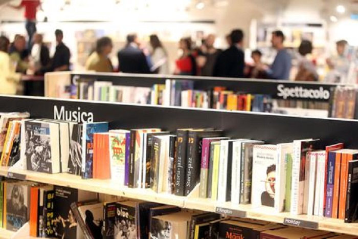 Bonus Cultura, i negozianti furbetti che al posto dei libri vendono... cellulari