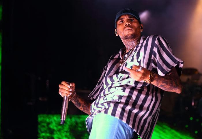 Chris Brown fermato a Parigi. Una donna lo accusa: "Mi ha violentata"