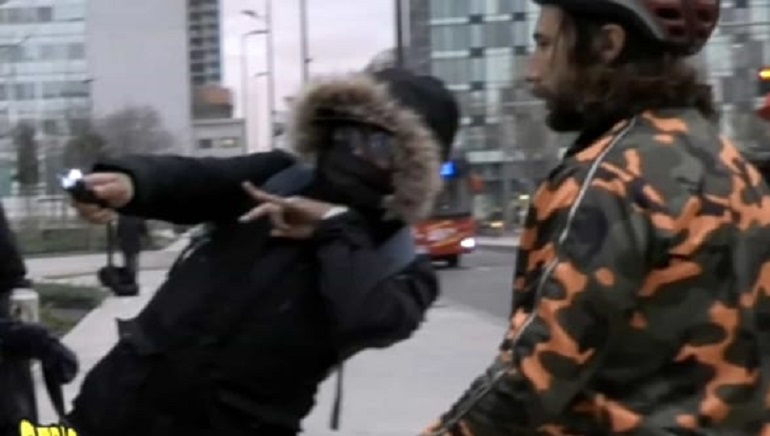 "Striscia la Notizia", Vittorio Brumotti minacciato con una pistola elettrica