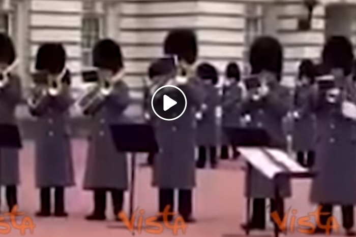 Buckingham Palace, la banda suona Bohemian Rhapsody: omaggio a Freddy Mercury