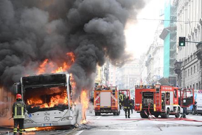 Torino, bus prende fuoco: autista salva i passeggeri ma resta intossicato (foto d'archivio Ansa)