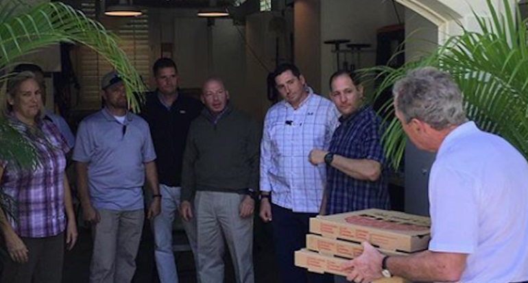 Bush porta le pizze agli agenti della scorta senza stipendio per colpa dello shutdown