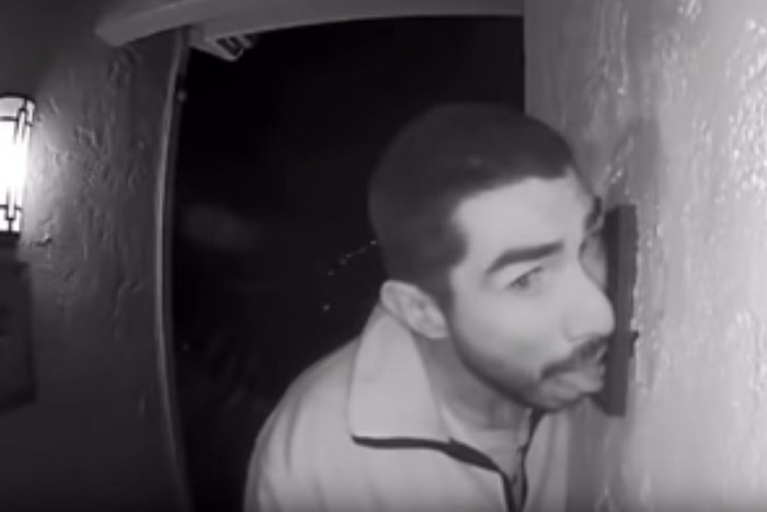 California, ladro lecca il citofono per tre ore: il furto più strano della storia