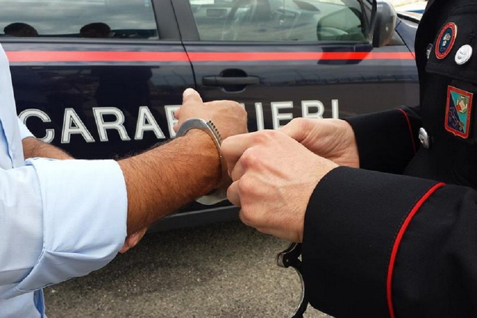 Bologna, rifiuta alcol test e rompe un braccio a un carabiniere: 45enne arrestato