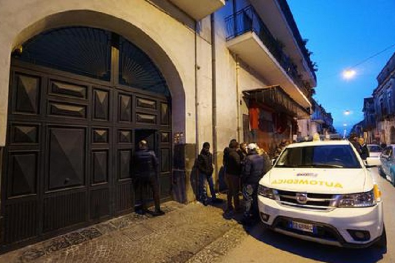 Cardito, il bambino ucciso dal compagno della madre. La sorella ora chiede: "Perché ci picchiava?" (foto Ansa)