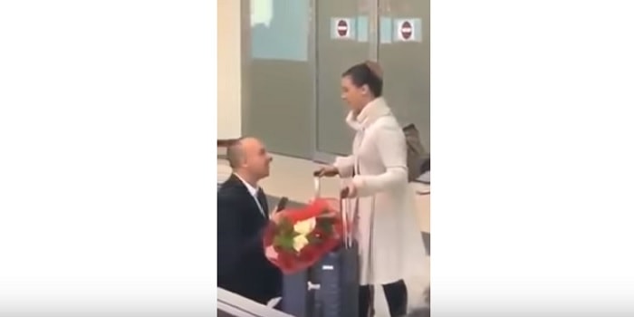 Catania, si inginocchia e le dà l'anello di fidanzamento: lei dice no e va via con mamma