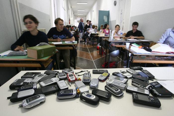 Scuola, escono i cellulari (vietati in classe per alunni e prof), torna l'educazione civica