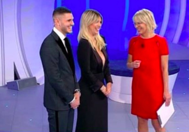 C'è Posta per Te, Wanda Nara scollatura fino all'ombelico e niente reggiseno: il post sulle storie Instagram