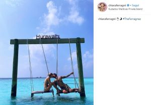 Chiara Ferragni e Fedez sull'altalena nel mare delle Maldive
