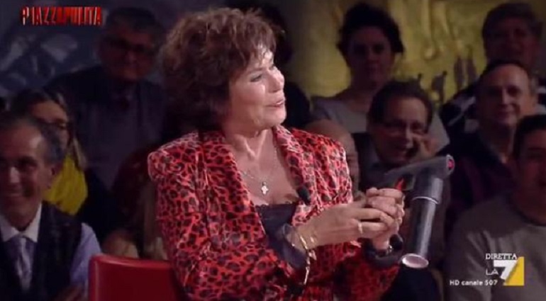 "Piazzapulita", Corinne Clery con la pistola al peperoncino. Parenzo: "Non la puntare contro di me"