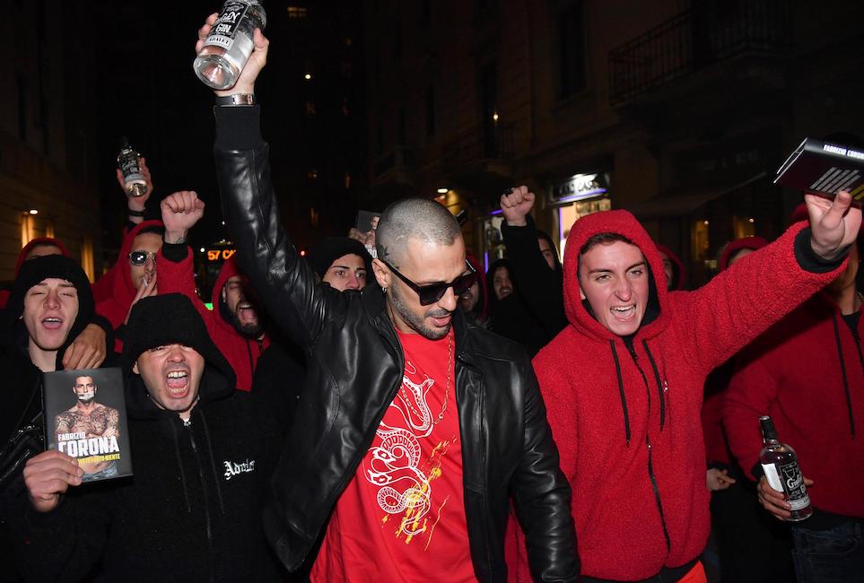 Fabrizio Corona lancia suo movimento politico e attacca Salvini: "Roba da mandarlo in galera" 04