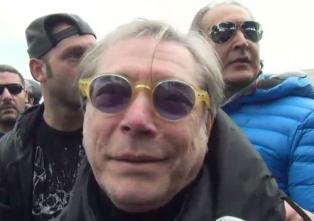 Nino D'Angelo contro Matteo Salvini: "Chiude i porti ai migranti e lascia aperte le curve ai razzisti"