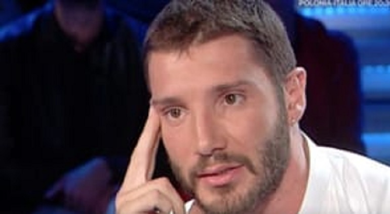 Storie Italiane, Stefano De Martino e il messaggio a Belen: "Siamo una famiglia"