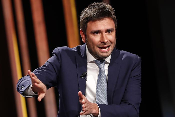 Di Battista a Fabio Fazio: "Non abbia la coda di paglia". La replica: "Avercela con me non è originale"