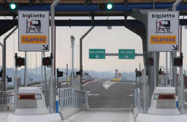 Di Maio: "Pedaggio unico in Europa". La replica di Autostrade: "Le tariffe in Italia sono in media le più basse d'Europa" (foto d'archivio Ansa)