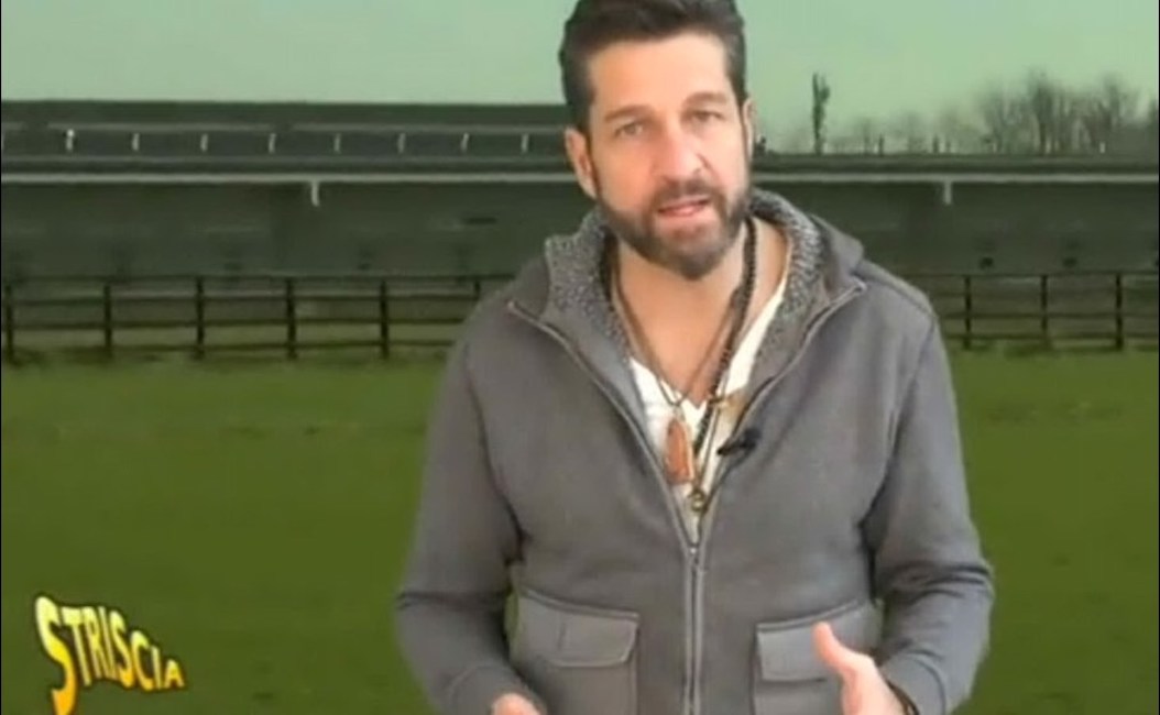 Edoardo Stoppa di Striscia la Notizia aggredito dal presunto killer di gatti: aveva un coltello, ferito un poliziotto