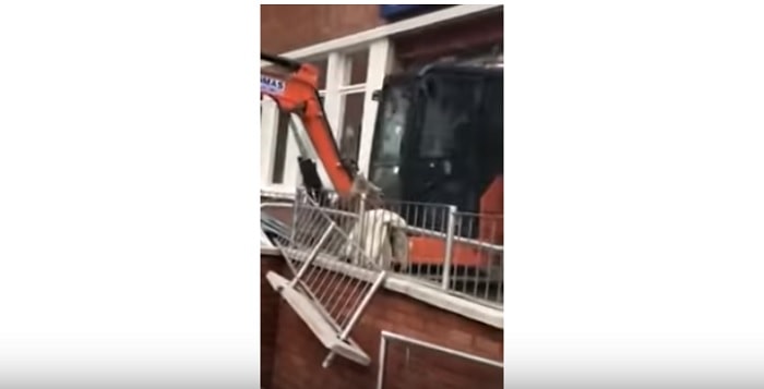 Liverpool, con l'escavatore distrugge hotel: non gli aveva pagato i lavori finiti