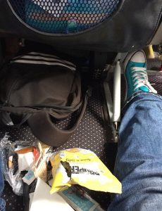 Maiorca, costretti a sedersi per terra in aereo3