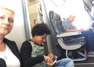 Maiorca, costretti a sedersi per terra in aereo2