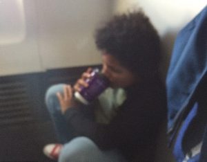 Maiorca, costretti a sedersi per terra in aereo