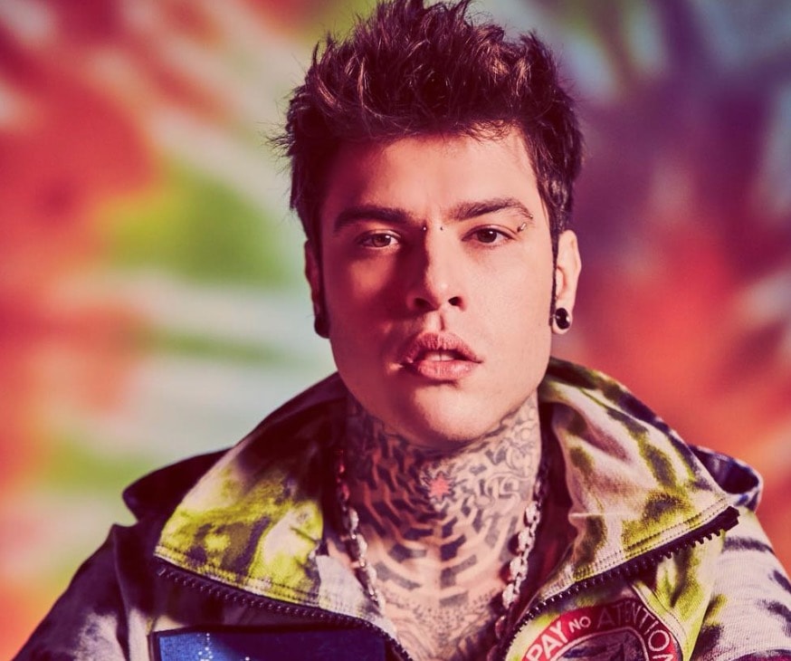 Fedez, maglie Paranoia Airlines su eBay a 12mila euro: "Non compratele"