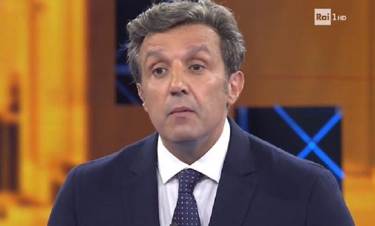 "L'Eredità", Flavio Insinna e le domande a Lorenzo: "E' imbarazzato perché..."