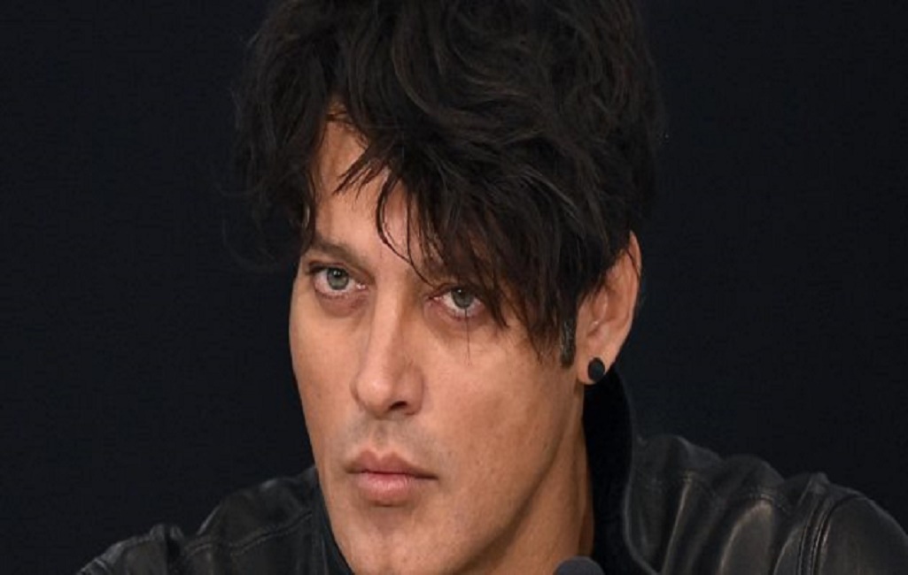 Gabriel Garko rifiuta il selfie con la fan. Lei lo racconta a tutti sui social