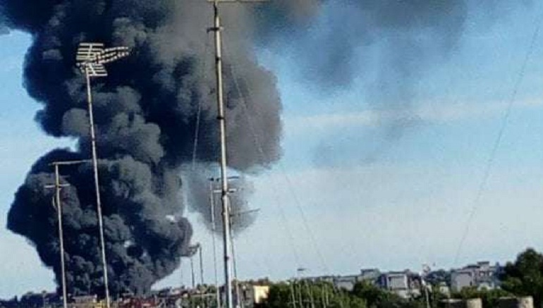 La nuvola di fumo su Galatina (foto dal gruppo Facebook 'Sei di Galatina se..')