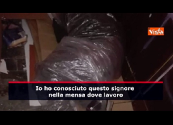 Udine, clochard costretto a dormire sotto teli di plastica perchè gli buttano le coperte che gli avevano dato VIDEO (Video vista)