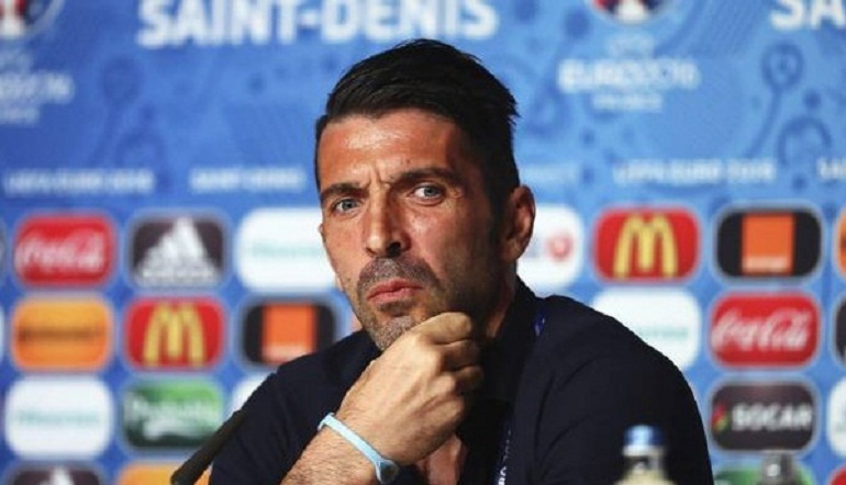 Gigi Buffon e l'intervista a "Vanity Fair": "La manganellata ricevuta dalla polizia? Ero al casello e..." (foto Ansa)