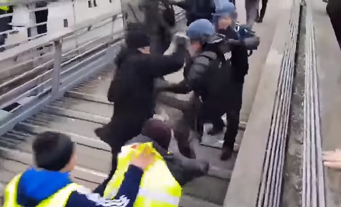 Il noto atleta manda all'ospedale un agente. Il video