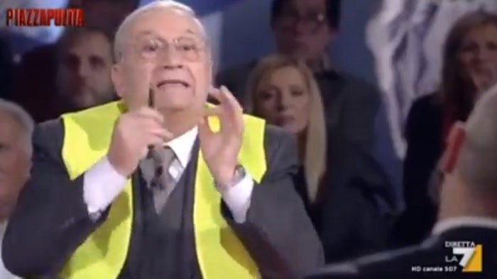 Pensionato d'oro col gilet giallo