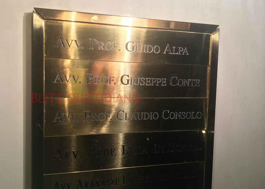 Carige, Conte nega: "Mai avuto studio con Alpa". Ma sulla targa c'era il suo nome... FOTO