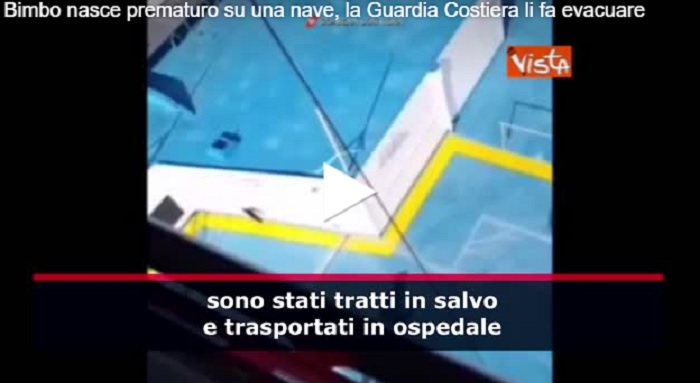 Bimbo nasce prematuro su una nave, la Guardia Costiera li porta in salvo e poi in ospedale VIDEO